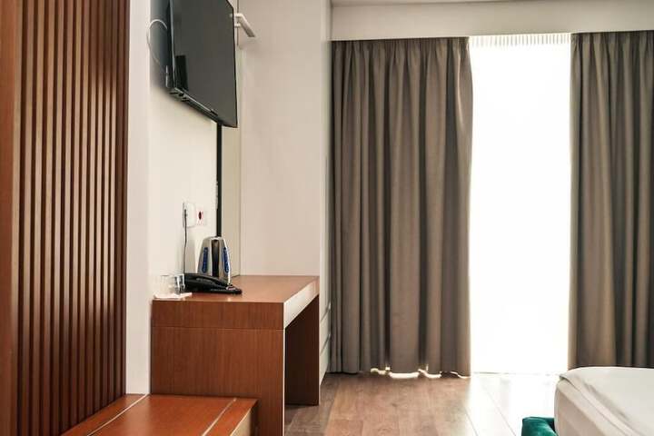 Room 34 of 182