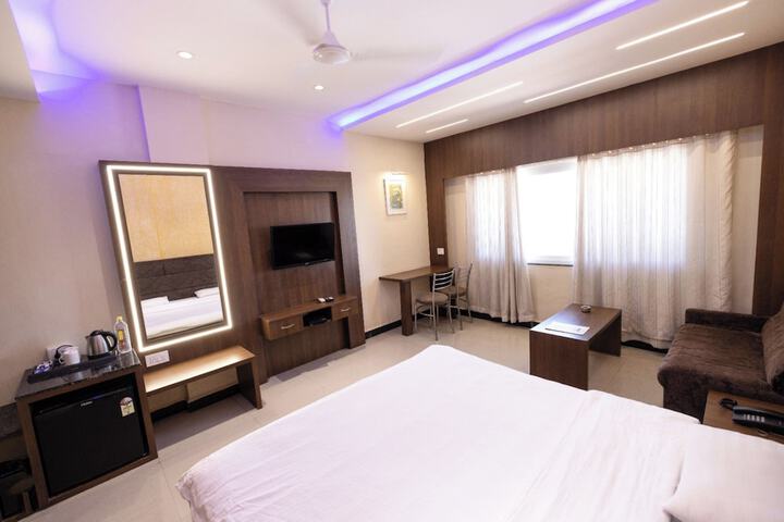 Room 4 of 9