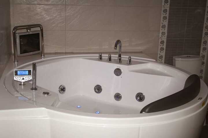 Jetted tub