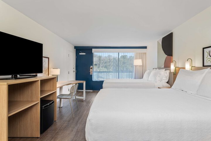2 Queen Beds (7 of 15)