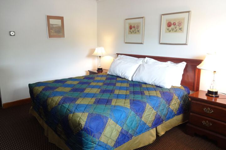 1 King Bed (4 of 5)