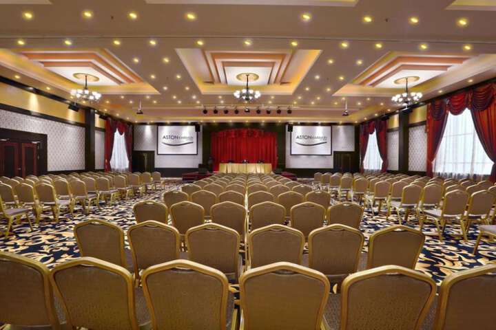 Ballroom/Hall 14 of 17
