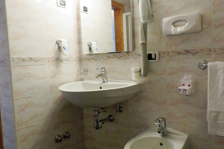 Room 46 of 142
