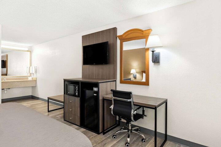 1 King Bed (5 of 11)