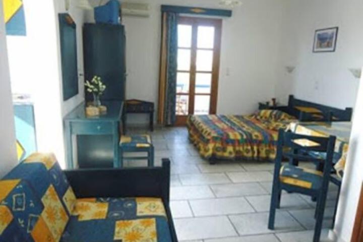 Room 4 of 8