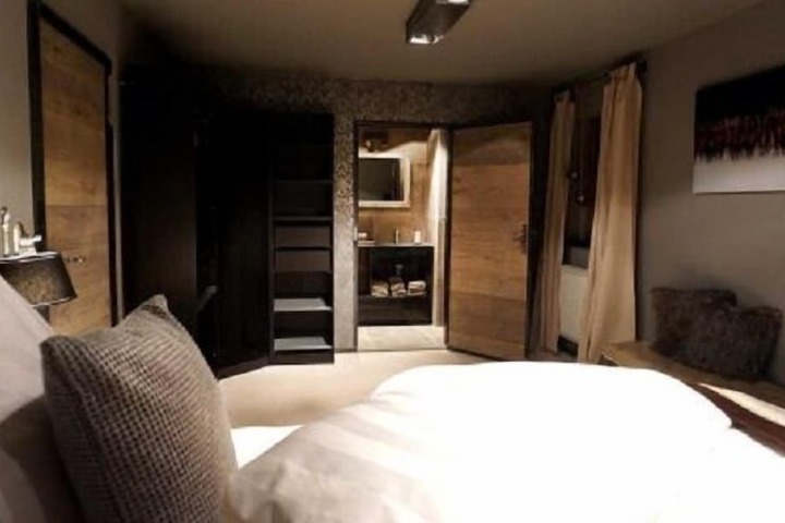 Room 2 of 30