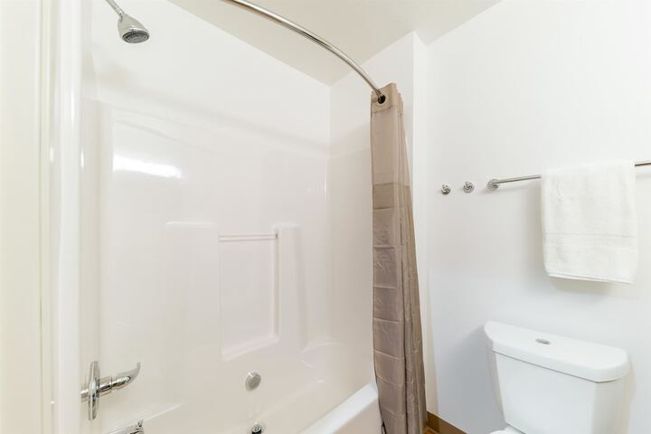 1 Queen Bed Refrigerator (5 of 11)