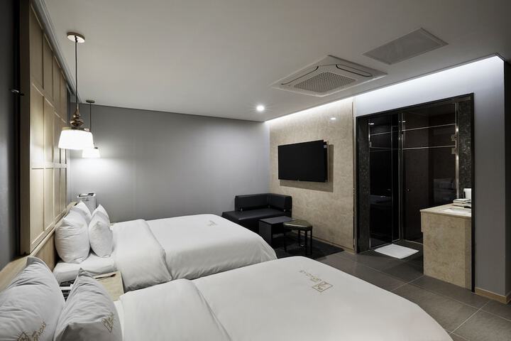 Room 18 of 110
