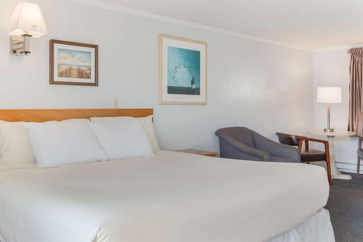 Best Value Grand 1 King Bed (3 of 10)