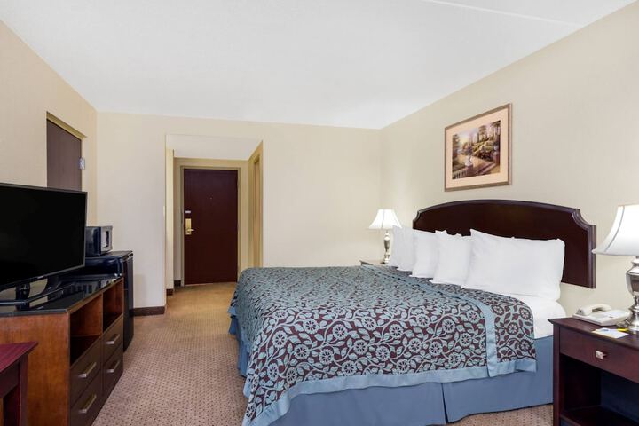 1 King Bed (4 of 8)