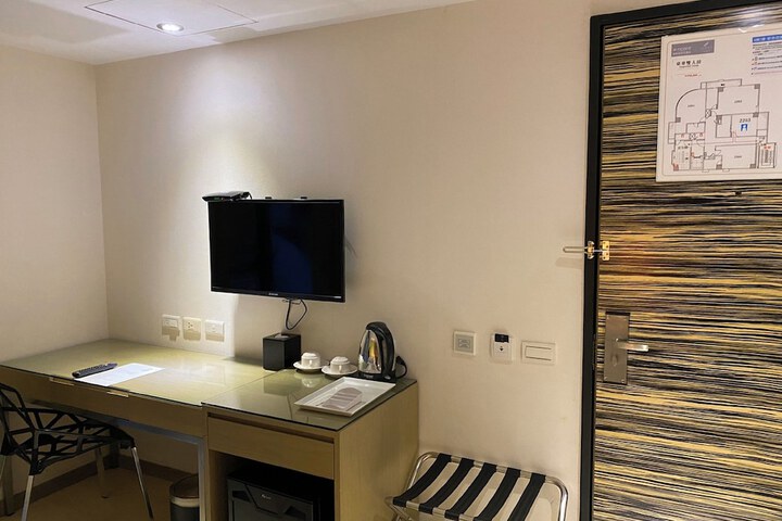 Room 13 of 120