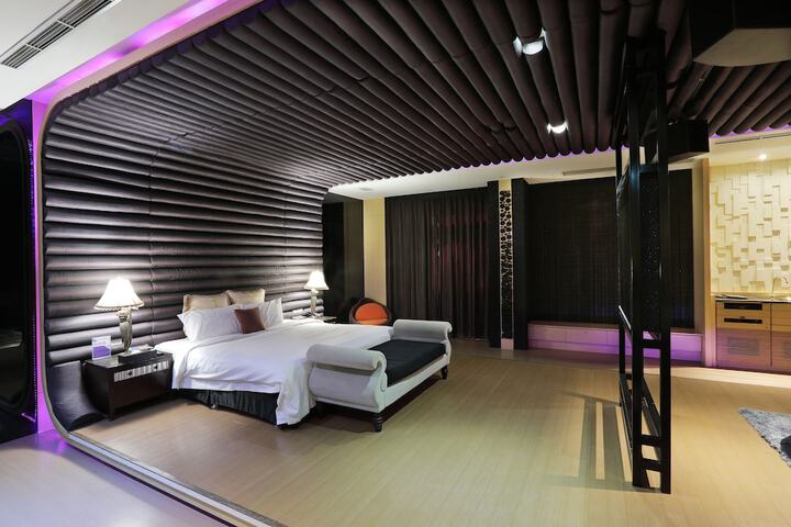 Room 11 of 100
