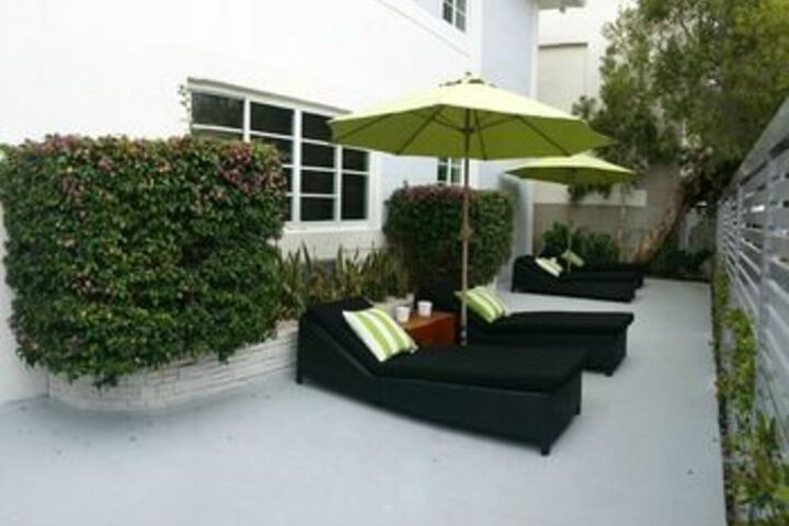Exterior of Sapphire South Beach