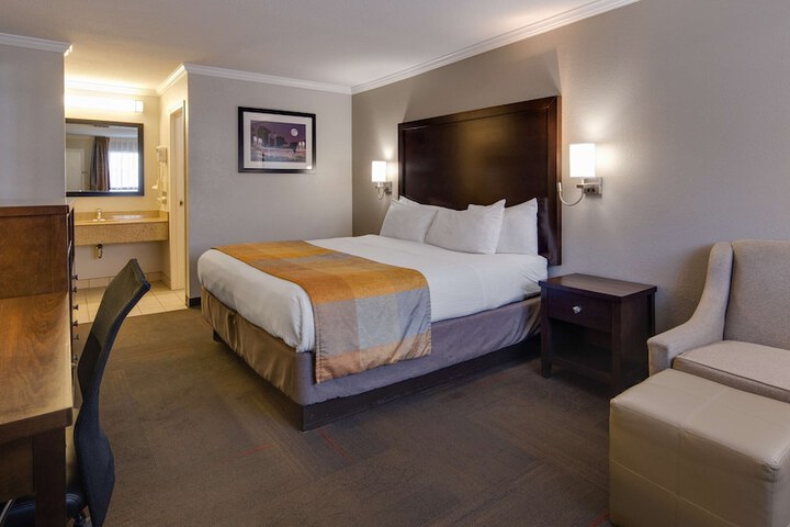 1 King Bed (11 of 11)