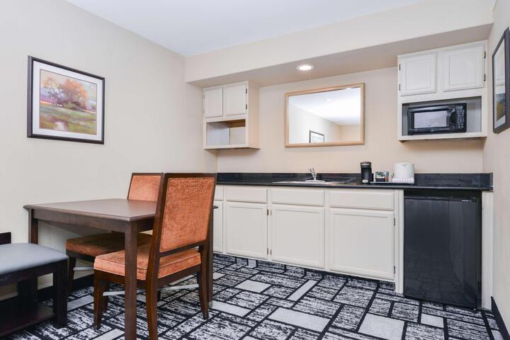 Suite 1 King Bed 2 Rooms Sofa Bed 2 Flat Screen Tvs Living Room Wet Bar Full Breakfast (15 of 16)