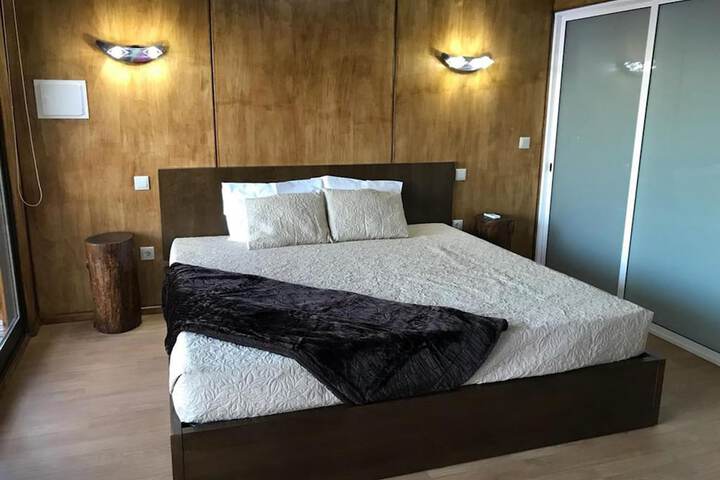 Room 8 of 110