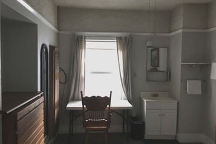 Room 4 of 8