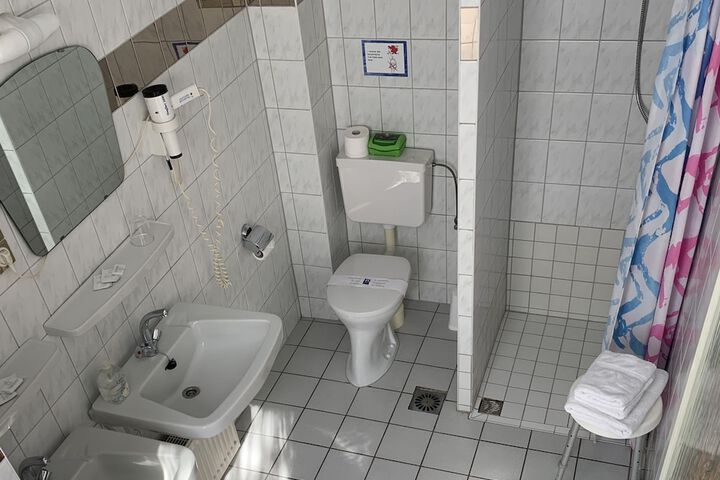Room 9 of 11