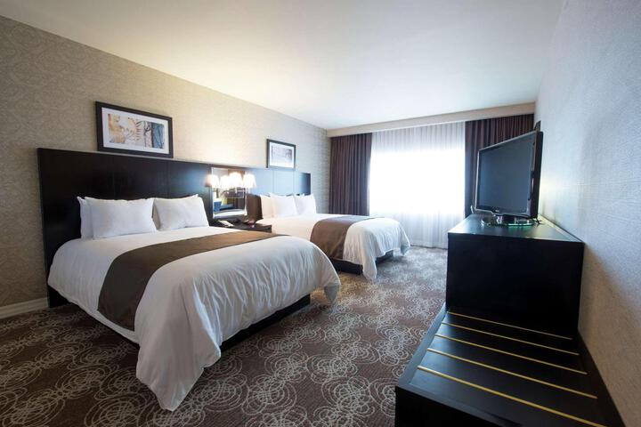 2 Queen Beds (9 of 10)