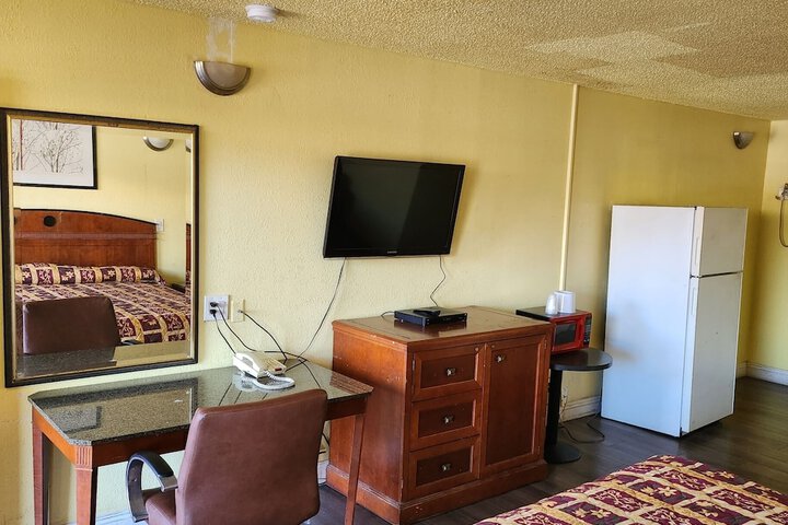Basic Room 1 King Bed Refrigerator, Microwave (6 of 13)
