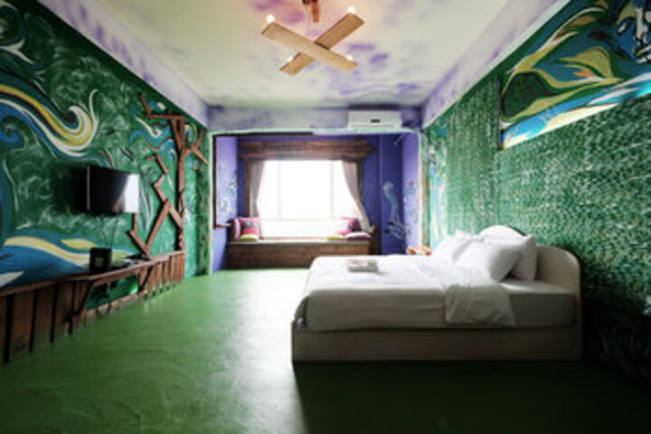 Room 13 of 36