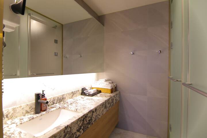 Room 172 of 190