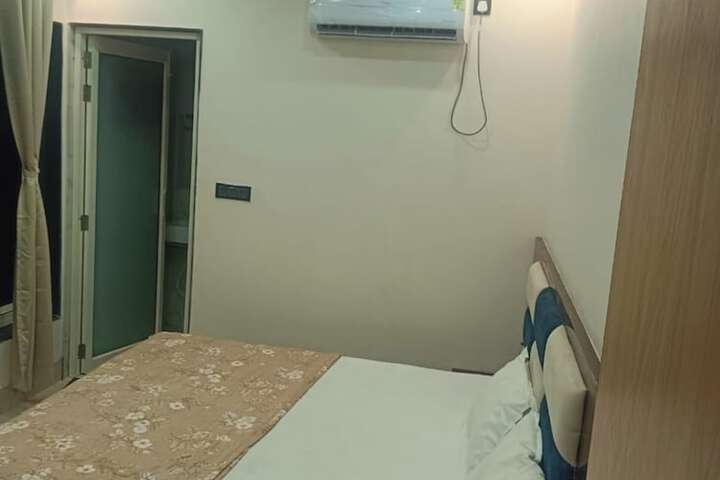 Room 4 of 12