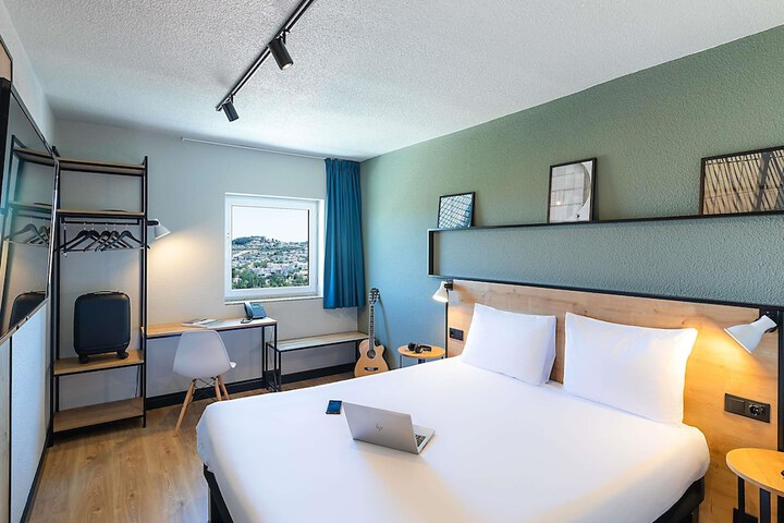 Room 6 of 61