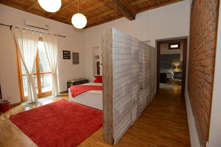 Room 2 of 33