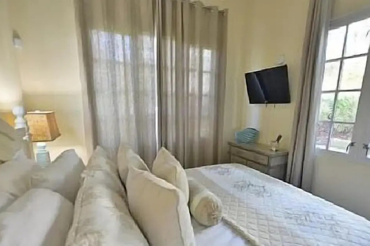 Room 4 of 18