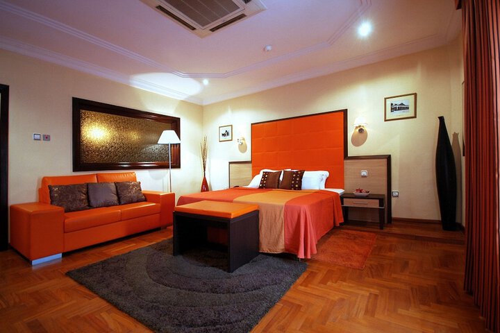 Room 6 of 14