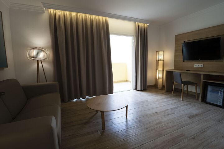 Room 10 of 37