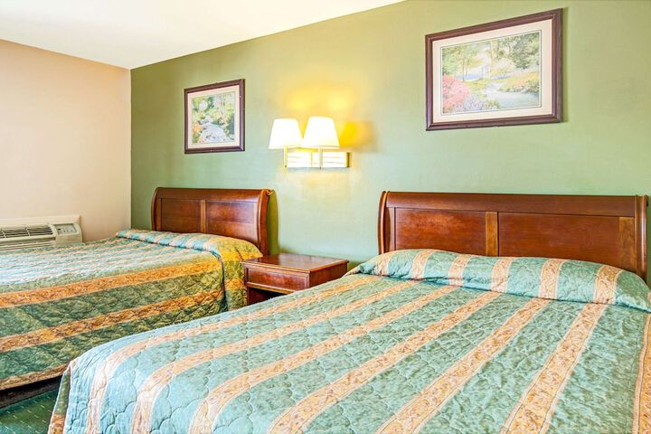 2 Queen Beds (2 of 7)