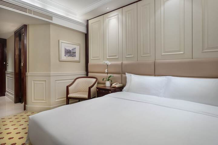 Room 4 of 76