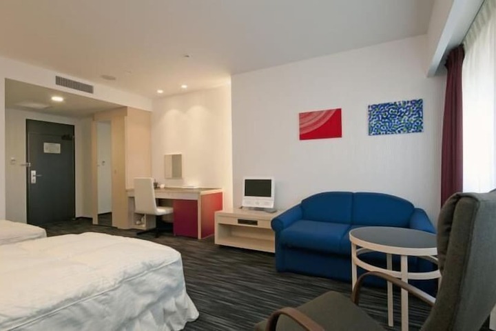 Room 8 of 17