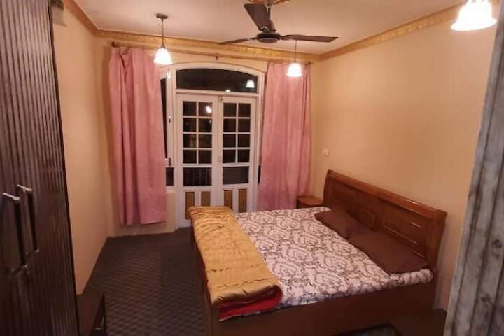 Room 4 of 61