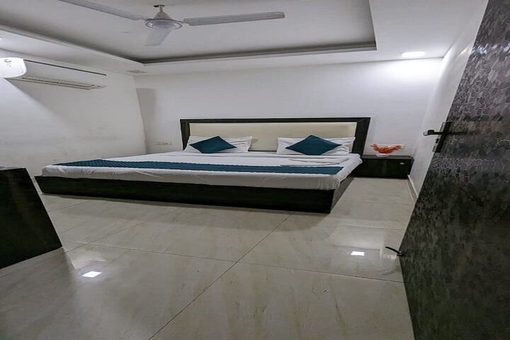Room 4 of 8