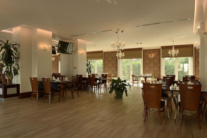 Dining 7 of 33