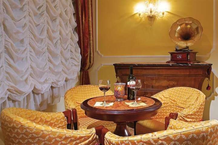 Lobby lounge