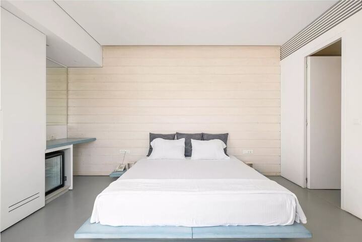 Room 83 of 283