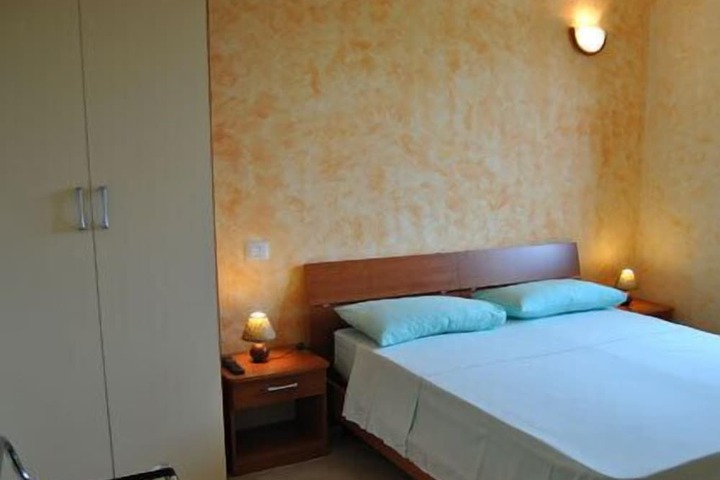 Room 16 of 38