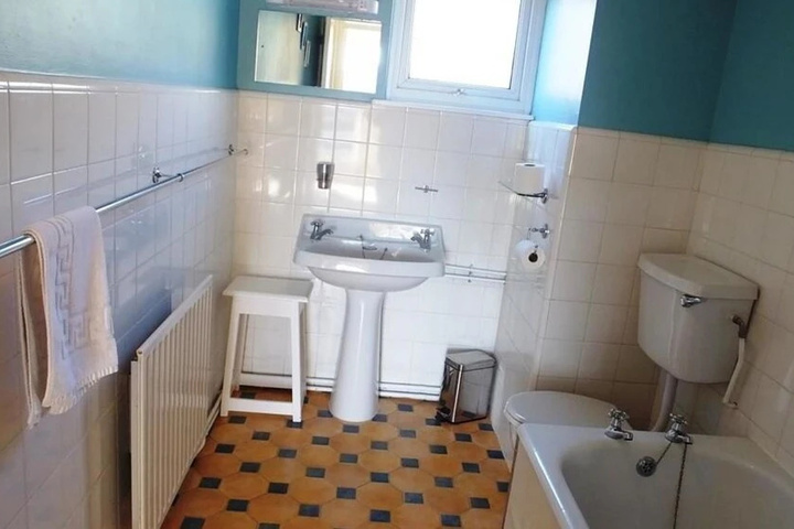 Room 8 of 12