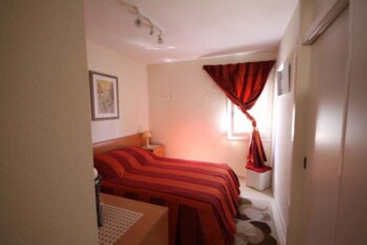 Room 27 of 32