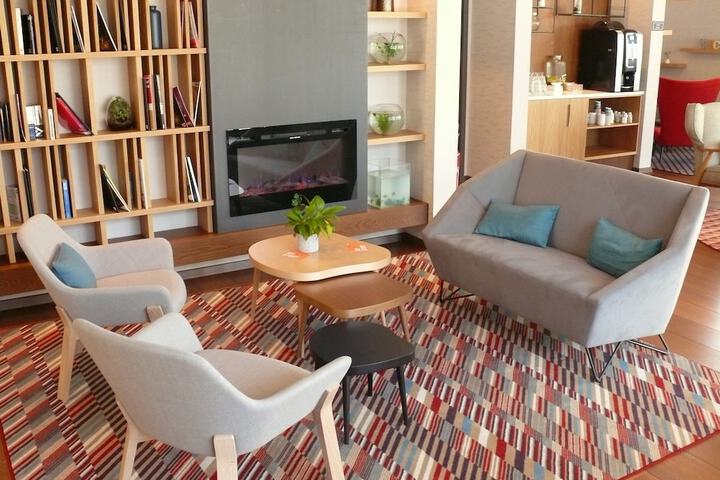 Lobby lounge