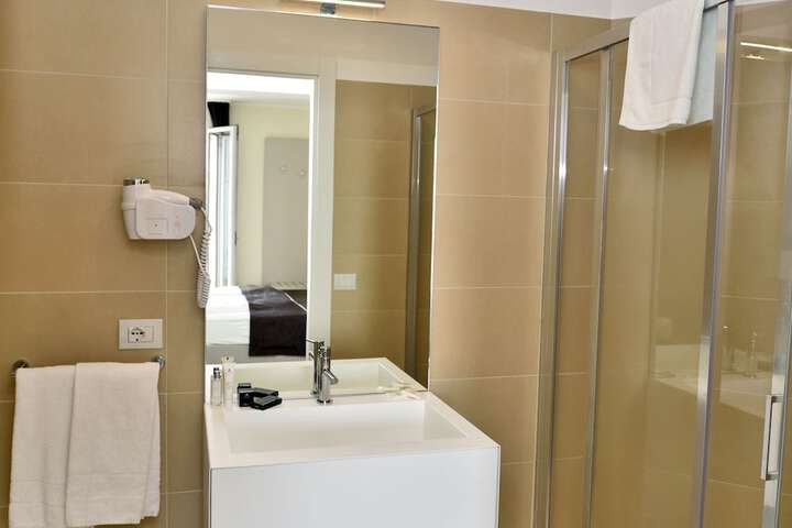 Room 15 of 32