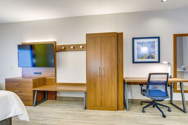 Room 2 of 40