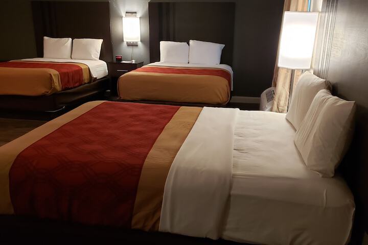 2 Queen Beds (1 of 7)