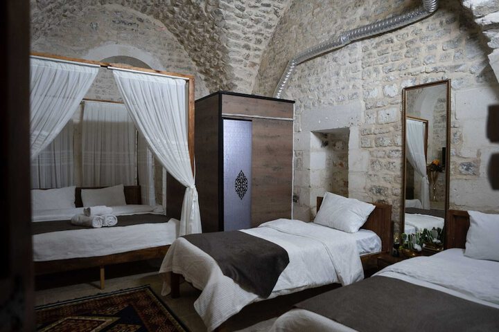 Room 4 of 18