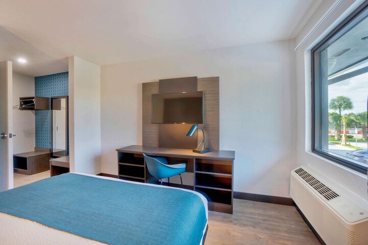 1 Queen Bed (1 of 9)