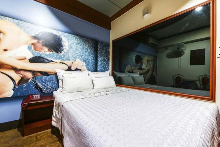 Room 6 of 34